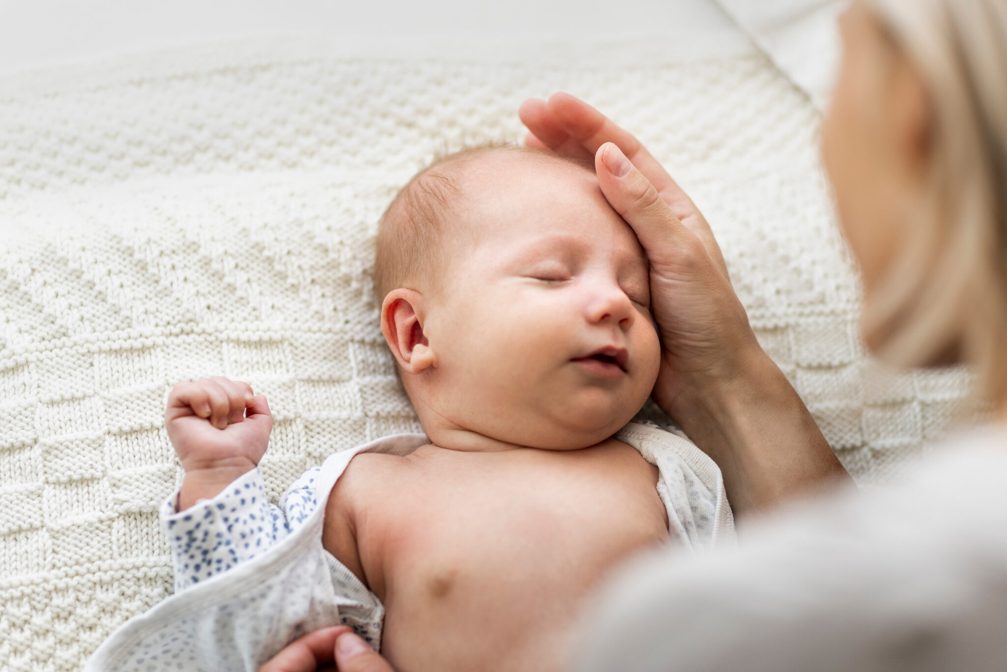 SaraW-with-1-month-baby-106small-2048x1366